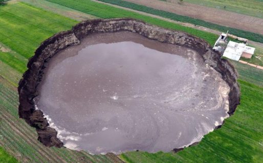 El agujero que se está tragando a México: ya tiene 100 metros y destruyó parte de una casa