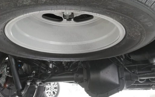 Pasó una hora sin ver su camioneta y le robaron la rueda de auxilio