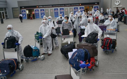 El Gobierno decidió que a partir del lunes sólo podrán ingresar al país por vía aérea un máximo de 600 pasajeros diarios