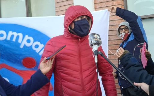 Un grupo de padres y madres protestaron frente al Juzgado de Familia