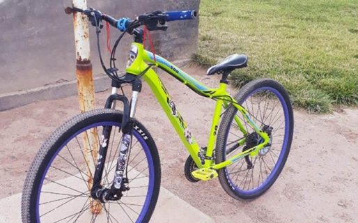 Dejó la bici pinchada en la plaza y en vez de robársela se la arreglaron