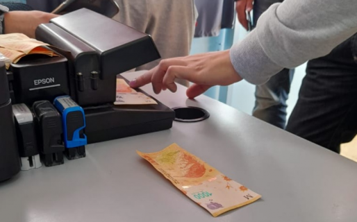 Otra estafa en Comodoro: Le pagaron un celular con diez billetes falsos de $1.000 pesos