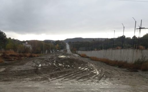 Calle intransitable en los Tres Pinos representa un peligro para los vecinos