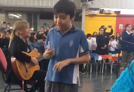 Conmovedor video: Le cantó en lengua de señas a su mamá sorda y emocionó a todos