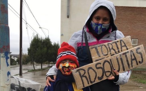 Daiana se la rebusca vendiendo cosas dulces en la calle para llevar el pan a la mesa