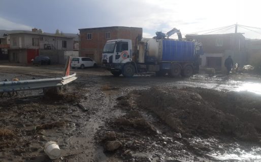 Caótica situación en avenida 10 de noviembre por el desborde de un arroyo