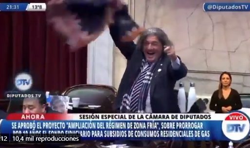 Video: la euforia de un diputado que se puso a revolear una frazada en plena sesión