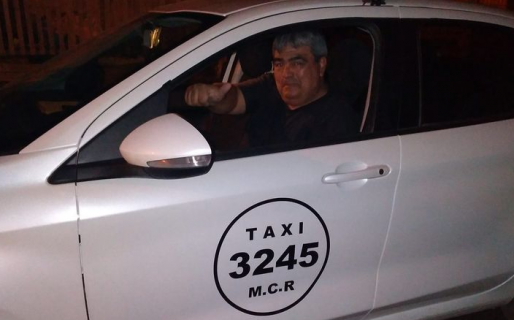 Se olvidó el celular en el taxi y el conductor, fuera de su horario laboral, se lo llevó hasta su casa