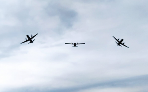Tres aviones sobrevolaron formados el cielo comodorense