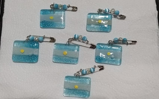 Por el Día de la Bandera, hizo escarapelas con vidrio reciclado y la rompió toda en las redes