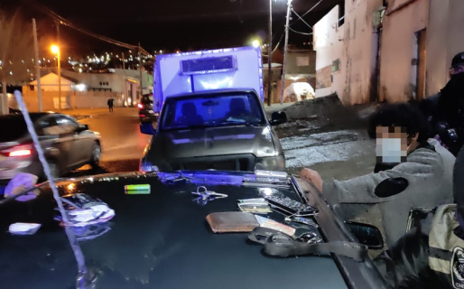 Dos hombres demorados por llevar marihuana, cocaína y una balanza de precisión