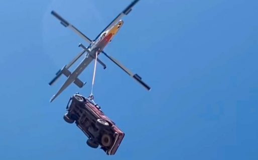 Un test insólito: Tiraron una Toyota Hilux desde 3 mil metros de altura para medir su resistencia y pasó esto…