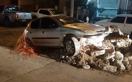 Circulaba borracho, fuera del horario permitido y se tragó un bache en reparación