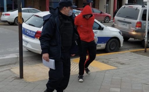 Empleadas municipales atraparon a un joven que les había robado un celular