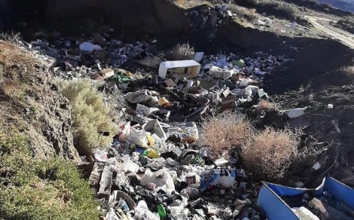 Vecinos de zona norte hartos de que tiren basura en la playa y campo