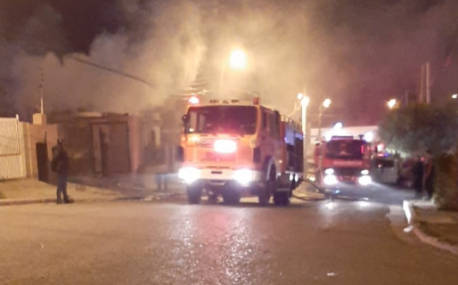 Bomberos rescataron a dos ancianos atrapados dentro de su casa en llamas