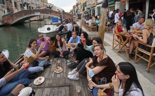 Verano feliz en Italia: la inmunidad de rebaño llegaría en septiembre y ya piensan en la vacunación para 2022