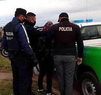 “No se acerquen, tengo covid”: lo iban a detener y alertó a la policía de ser un caso positivo