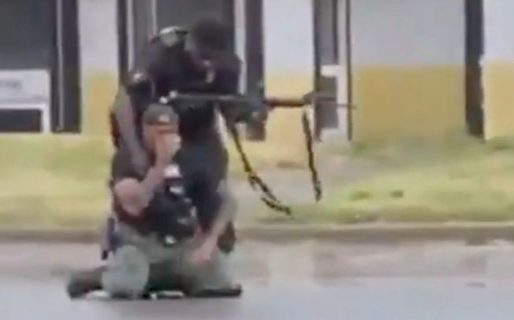 Video: Un policía rompe en llanto luego de matar a una adolescente