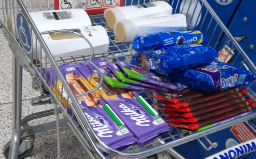 Se querían llevar hasta la góndola: las atraparon intentando robar 9 paquetes de galletitas, 12 chocolates y 4 acondicionadores para el pelo