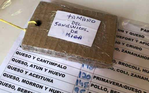 Cansada de que le pregunten por el tamaño, hizo una “maqueta” a escala real de los sanguches de miga