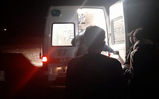 Se tiró al mar luego de discutir con su novia y una pareja se arrojó a salvarlo