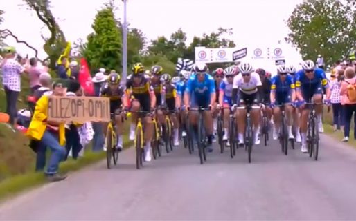 Quiso que sus abuelos la vean por la tele, pero provocó un accidente que involucró a 100 ciclistas