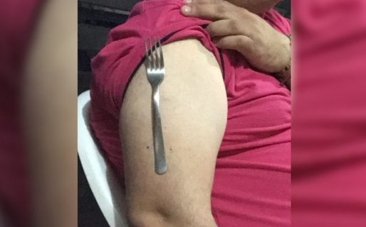 No, las vacunas contra el Covid-19 no te implantan imanes