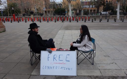 Observó falta de comunicación en la sociedad y comenzó a ofrecer “conversaciones gratis”