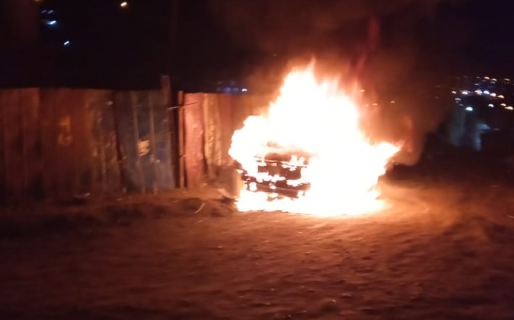 Le incendiaron el auto estacionado afuera de su casa