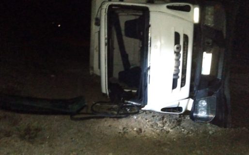Un camión volcó en ruta 3 unos 40 kilómetros al norte de Comodoro