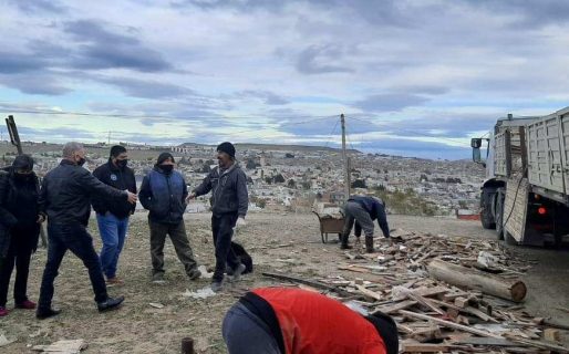 La Agrupación 7 de octubre entregó madera a más de 100 familias que no tienen servicio de gas