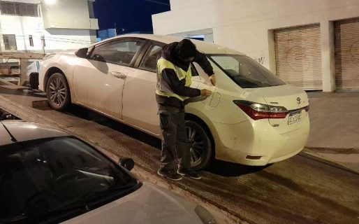Tomaban cervezas en el auto estacionado y se lo secuestraron