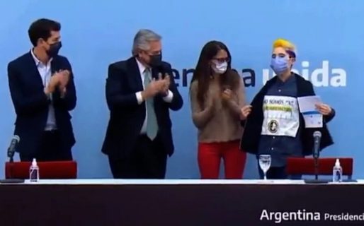 El incómodo momento que vivió Alberto Fernández en el anuncio del nuevo DNI para personas no binarias: “No somos una X”