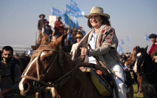 Patricia Bullrich, a caballo y con poncho, se sumó a la protesta del campo