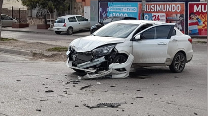Fuerte choque entre un auto y una camioneta