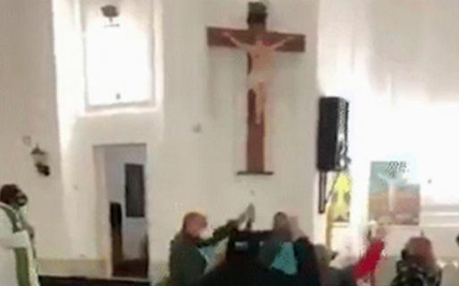 Cantaron la marcha peronista en una iglesia y hasta el cura «se prendió»