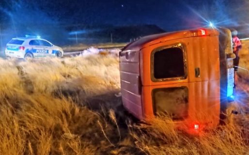 Reventó una cubierta y terminó volcando frente a “Altos de la Villa”