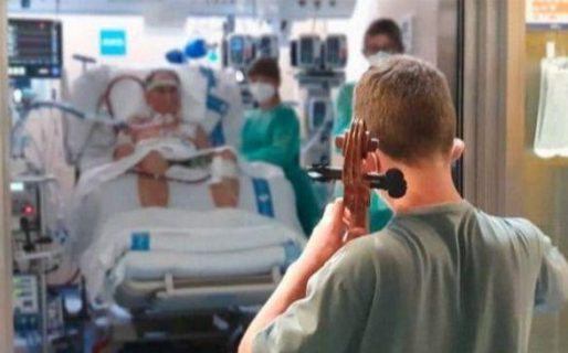 Un chico de 13 años tocó el violonchelo para su padre internado por Covid