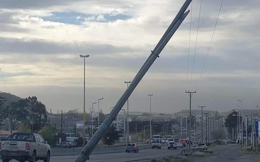 Por la caída de postes, muchos  barrios de la ciudad siguen sin luz