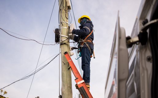 Avanza a buen ritmo el tendido de fibra óptica de la SCPL en Astra
