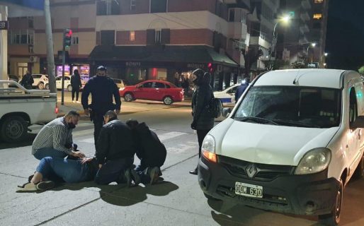 Dio marcha atrás y atropelló a una mujer en pleno centro