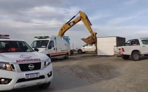 Rescatan a un trabajador atrapado debajo de un container en el Chenque