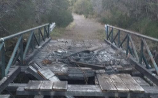 Parque Los Alerces: Encapuchados incendiaron un puente y agredieron a una guardaparques