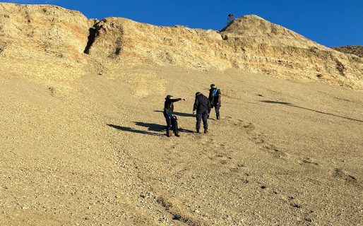 Una roca cayó desde el Cerro Chenque e impactó contra un automóvil que ingresaba al centro
