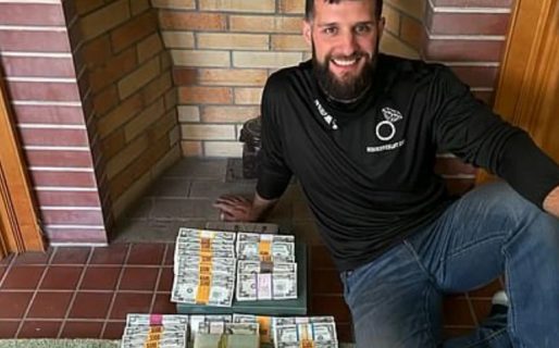“Estábamos en shock”: siguieron una vieja pista y hallaron miles de dólares ocultos en su casa