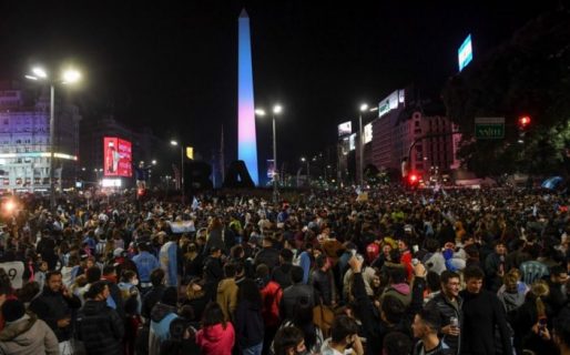 Enamorado le pidió matrimonio a su novia arriba de un semáforo en el Obelisco