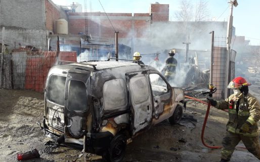 Se incendió una vivienda y un vehículo en barrio Moure