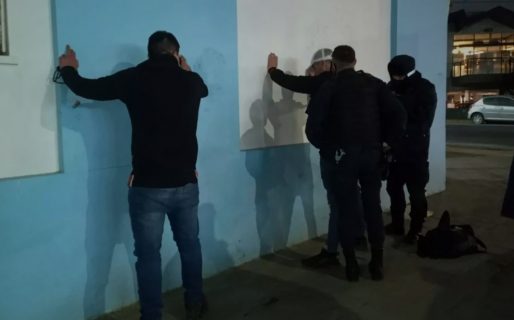 Rompieron el vidrio de un auto para robar elementos y terminaron aprehendidos