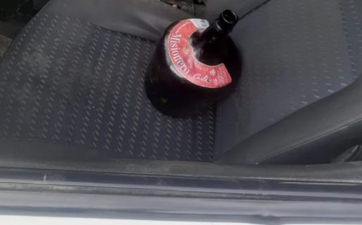 Conducía en estado de ebriedad e iba bebiendo vino de una damajuana